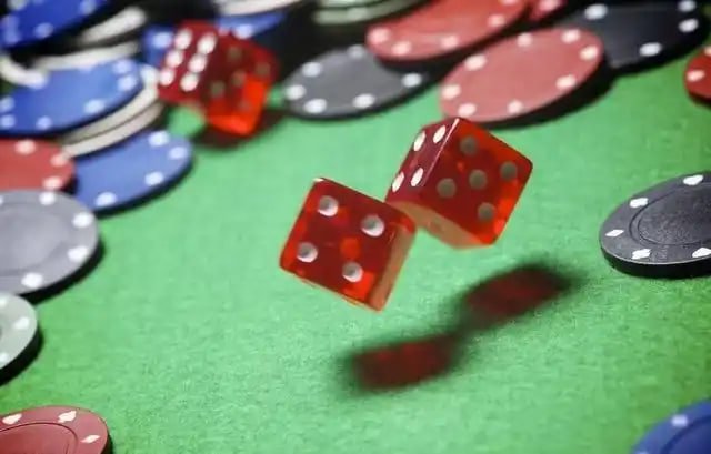 Filipino player browsing 87game casino on mobile phone